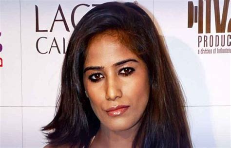 poonam pandey is live|Poonam Pandey is not dead, shares video on social。